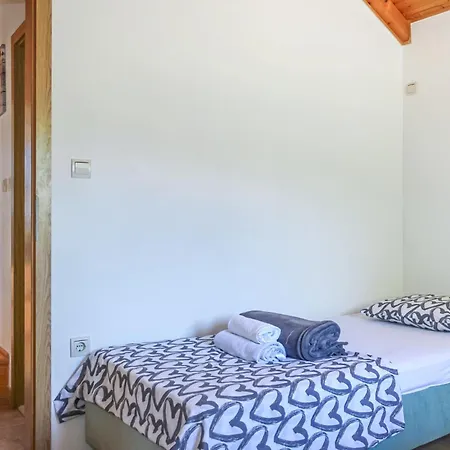 Dubrove By Interhome Pražnice